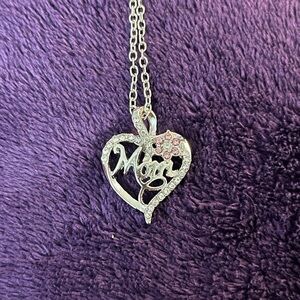 🆕18” silvery chain with a heart shaped sparkly pendant. NIB.